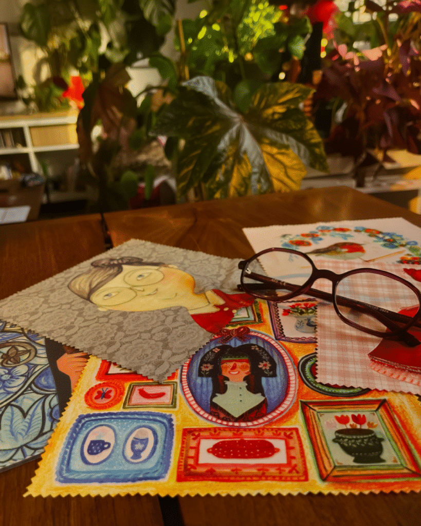 Les chiffonnettes à lunettes sur une table